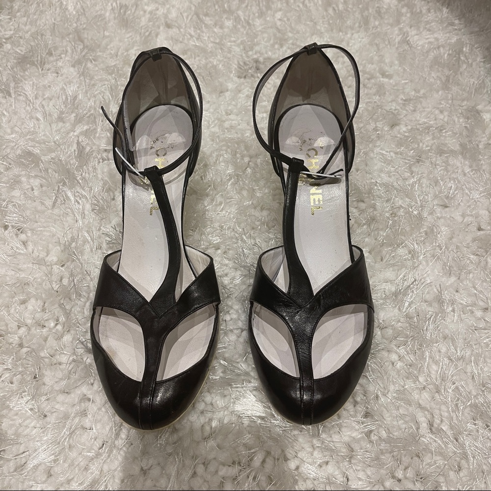 VINTAGE CHANEL KITTEN HEELS